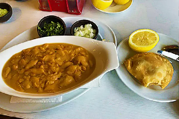 チリの定番料理 ウニの大皿盛りとエンパナーダ・デ・ピノ（具入りの包み焼きパン）