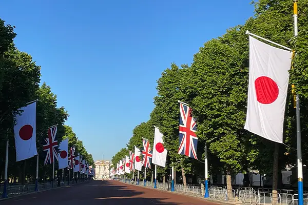 バッキンガム宮殿への道に掲げられる英国と日本の国旗