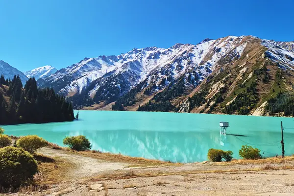 全長1,500マイル（2,500km）に及ぶ壮大な天山山脈